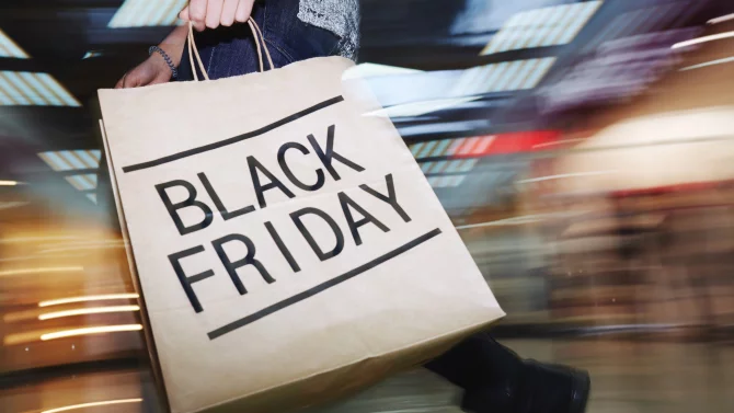 Fiktivní slevy, neexistující zboží nebo hra na city. Češi by během Black Friday měli zůstat ostražití, v rámci akce utrácejí miliardy