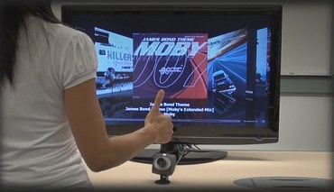 Z řady programů se dá vybírat pohybume ruky a potvrzením zvednutým palcem.