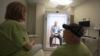 Lékař v podobě hologramu mluví s onkologickými pacientům