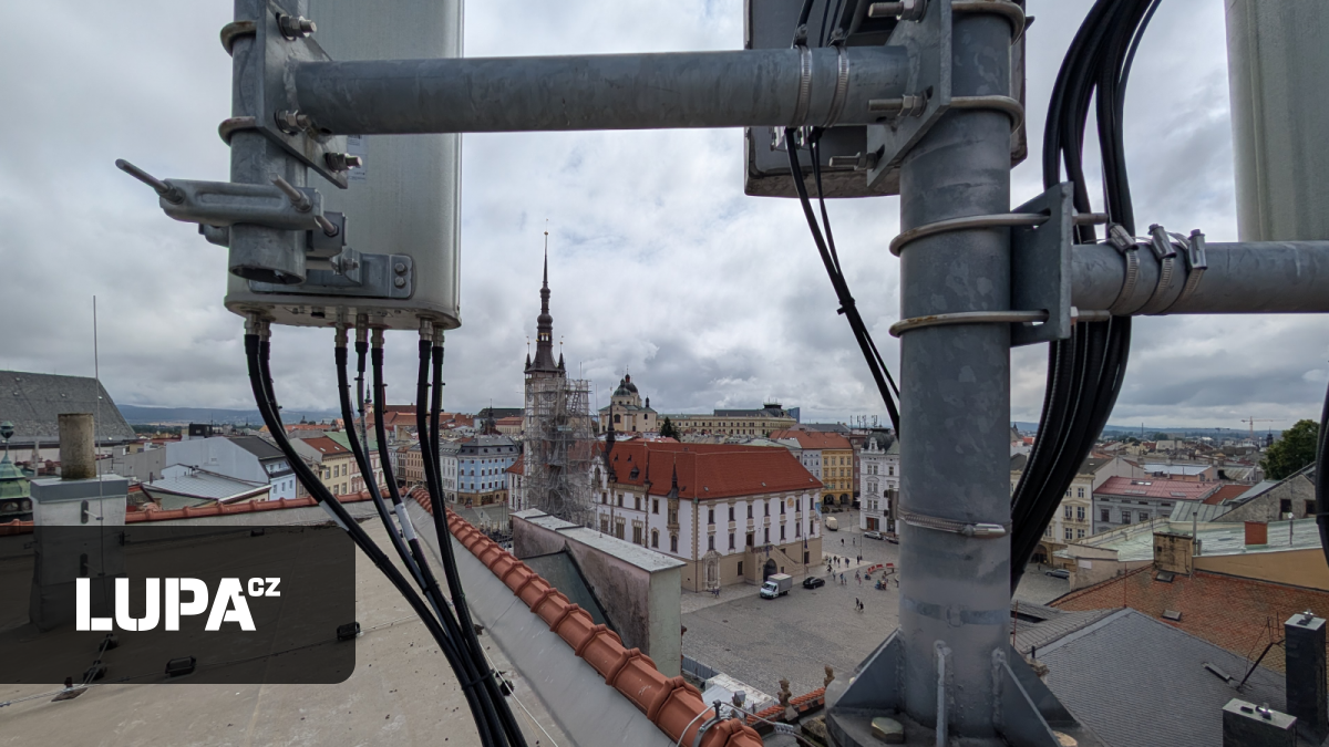 Morový sloup, astronomické hodiny a 5G. Podívejte se na mobilní vysílače v jednom z nejhezčích měst Česka