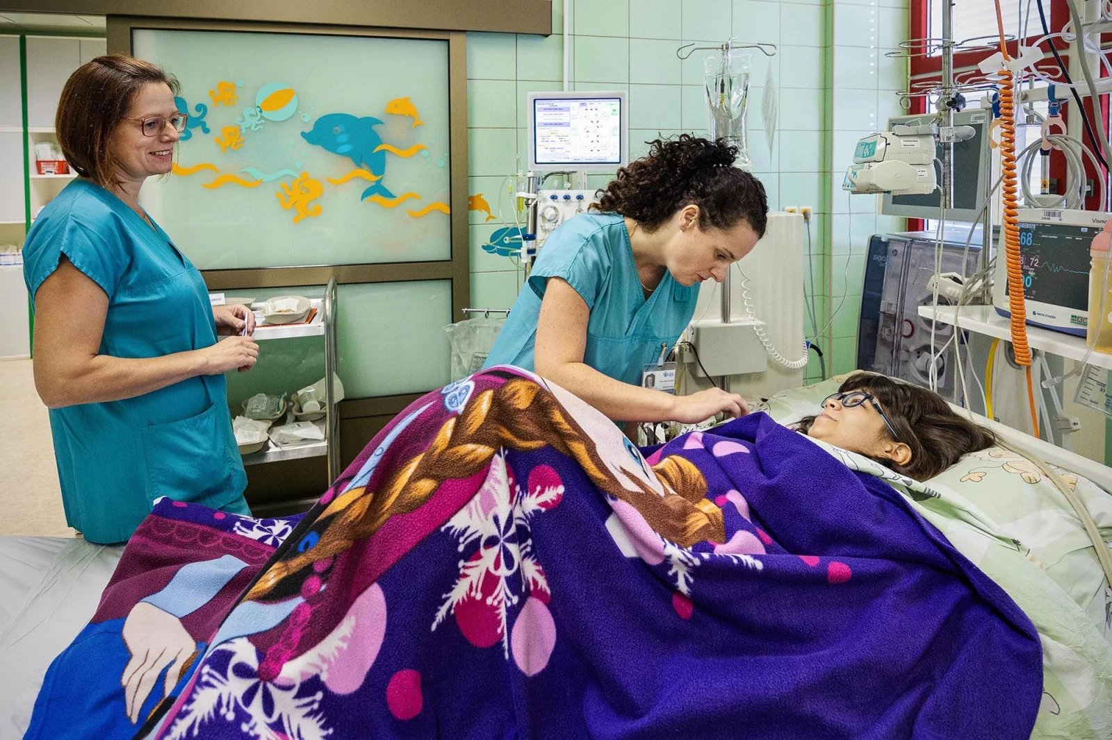 „Imunoadsorpce umožňuje odstraňování protilátek z krve, které se dostávají do kontaktu s transplantovaným orgánem a ohrožují jeho funkci,“ vysvětluje využití primář Oddělení pediatrické, resuscitační a intenzivní péče Kliniky dětského lékařství FN Ostrava Tomáš Zaoral.