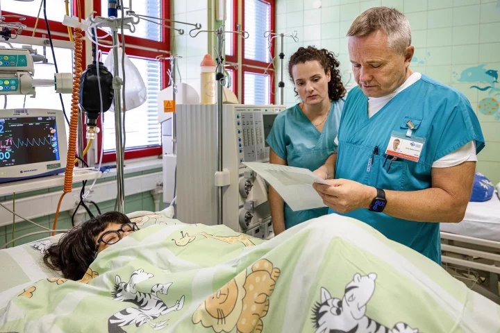 První dětskou pacientkou, která může imunoadsorpci podstupovat v ostravské fakultní nemocnici, je třináctiletá Lea Neuwirthová. Vzácné autoimunitní onemocnění, jehož původ se zatím nezná, u ní odhalilo před šesti lety náhodné vyšetření moči.
