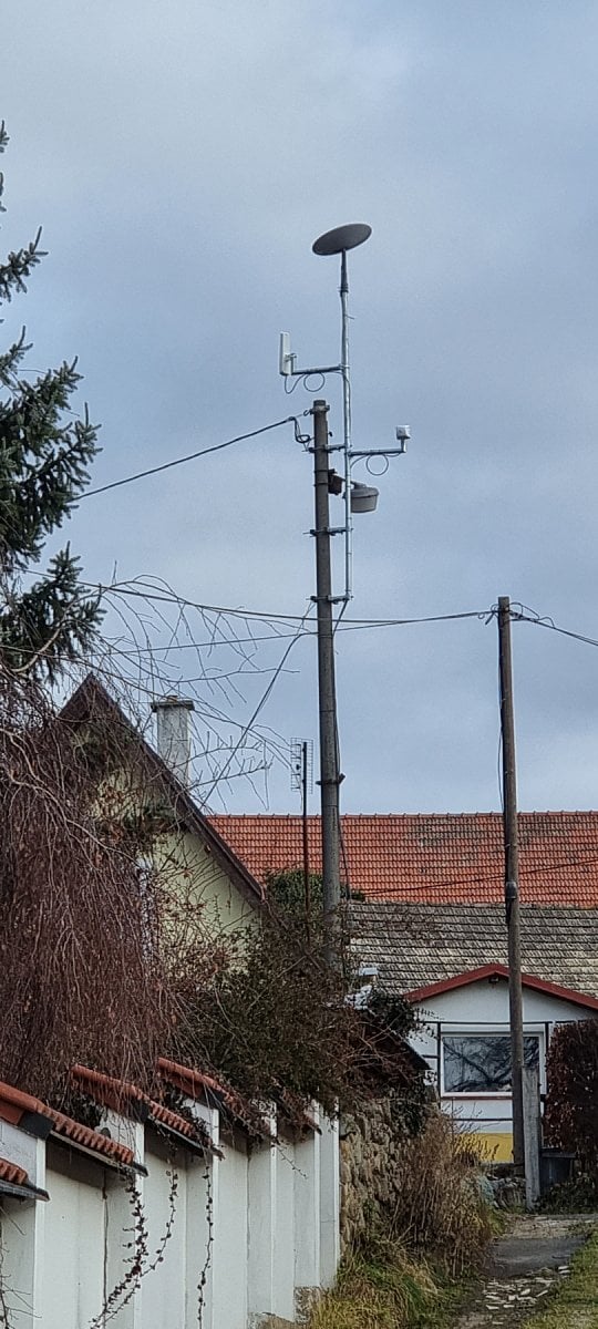 Starlink na tyči z větší dálky.