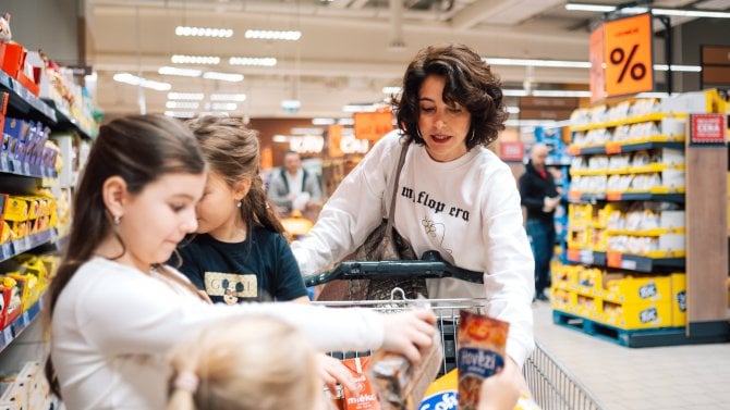 Záběry z obchodů, kde lidé přispívali do sbírky potravin