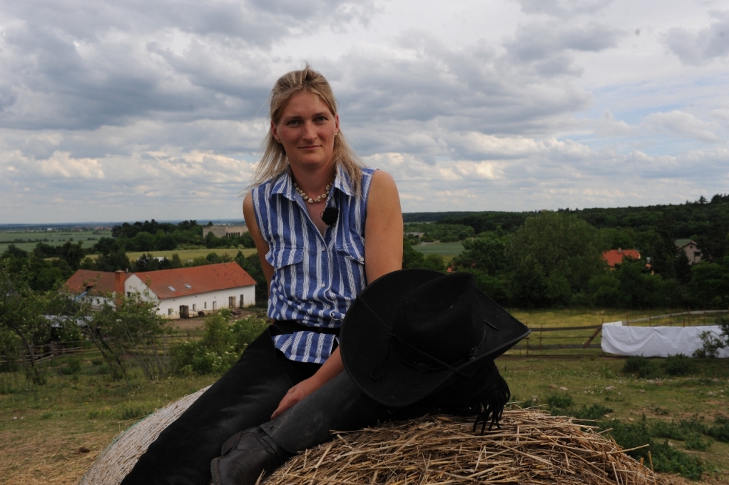 Jana, 33 let - Jediná farmářka ve 3. sérii a zároveň majitelka prosperující farmy hledá pomocnou mužskou ruku a společnost pro trávení příjemných chvil při grilování.
