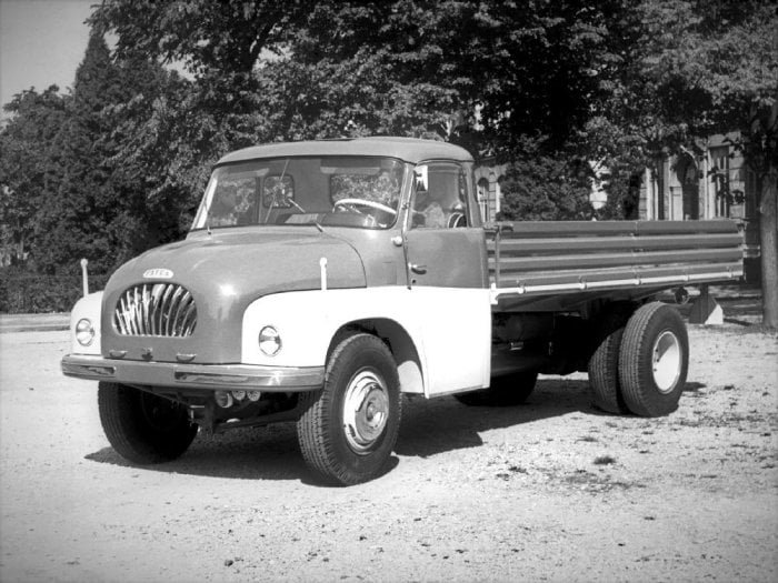 Tatra 137 měla společnou tonáž s nákladními škodovkami/Liaz, ale k tomu navíc zvýšenou průchodnost terénem. Zůstalo u prototypů…