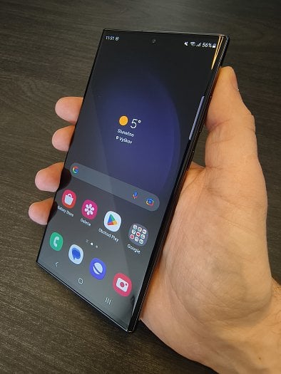 Přední straně dominuje 6,8" AMOLED 2X displej (zdroj: Cnews)