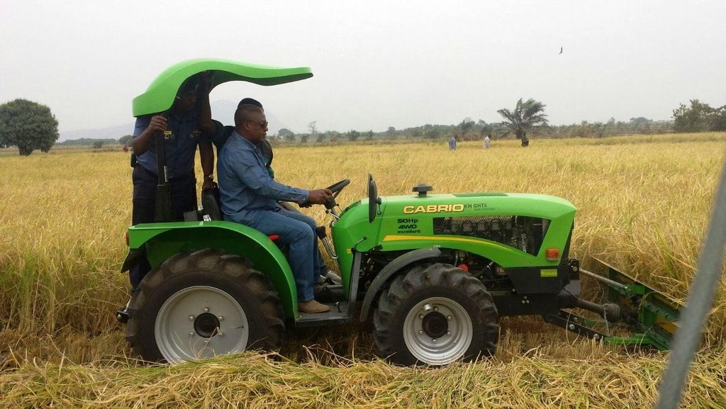 2014-03-c48deskc3bd-malotraktor-na-rc3bdc5beovc3a9m-poli-v-ghanc