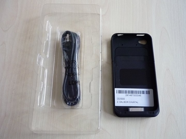 Přední část včetně napájecího kabelu s micro USB portem. iPhone tak lze dobíjet jakoukoli nabíječkou s micro USB, např. od Nokie, Samsungu apod.