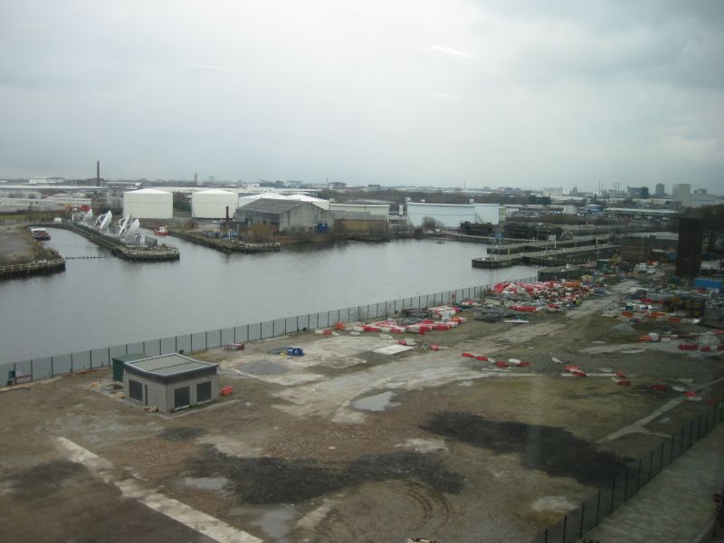 Volný pozemek u manchesterského kanálu připravený k výstavbě.