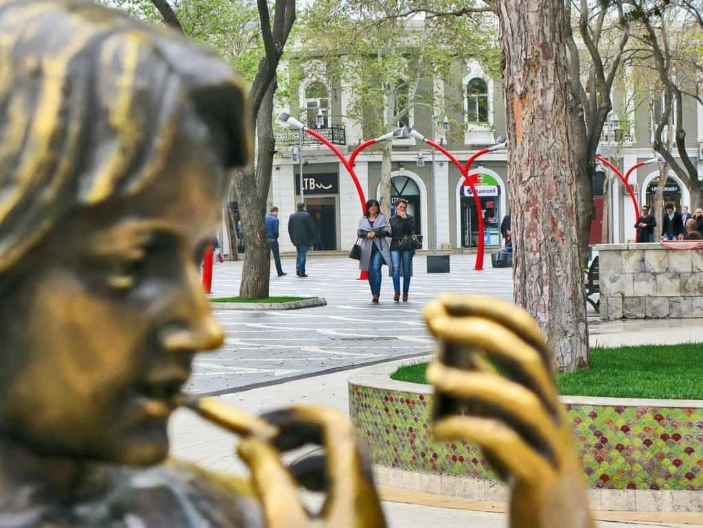 2018-12-od-komunismu-k-ropnc3a9mu-kapitalismu-pod-taktovkou-alij