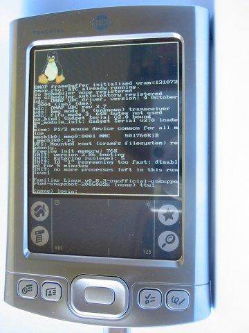 Kapesní počítače Palm byly na přelomu století velmi oblíbenými pomocníky. Později ovšem zastaraly především softwarově, proto se jim někteří nadšenci rozhodli vdechnout druhý život a rozchodili na nich poměrně úspěšně Linux. Možnosti byly opět otevřené.