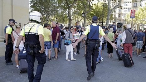 Náhledový obrázek - V Barceloně najela dodávka do davu lidí. Útok má nejméně 13 obětí