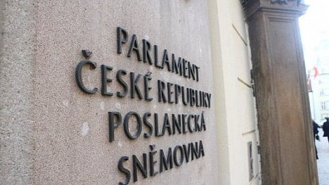 Náhledový obrázek - Zákonodárcům zůstane plat i při absenci na schůzích. Lex Čuba neprošel