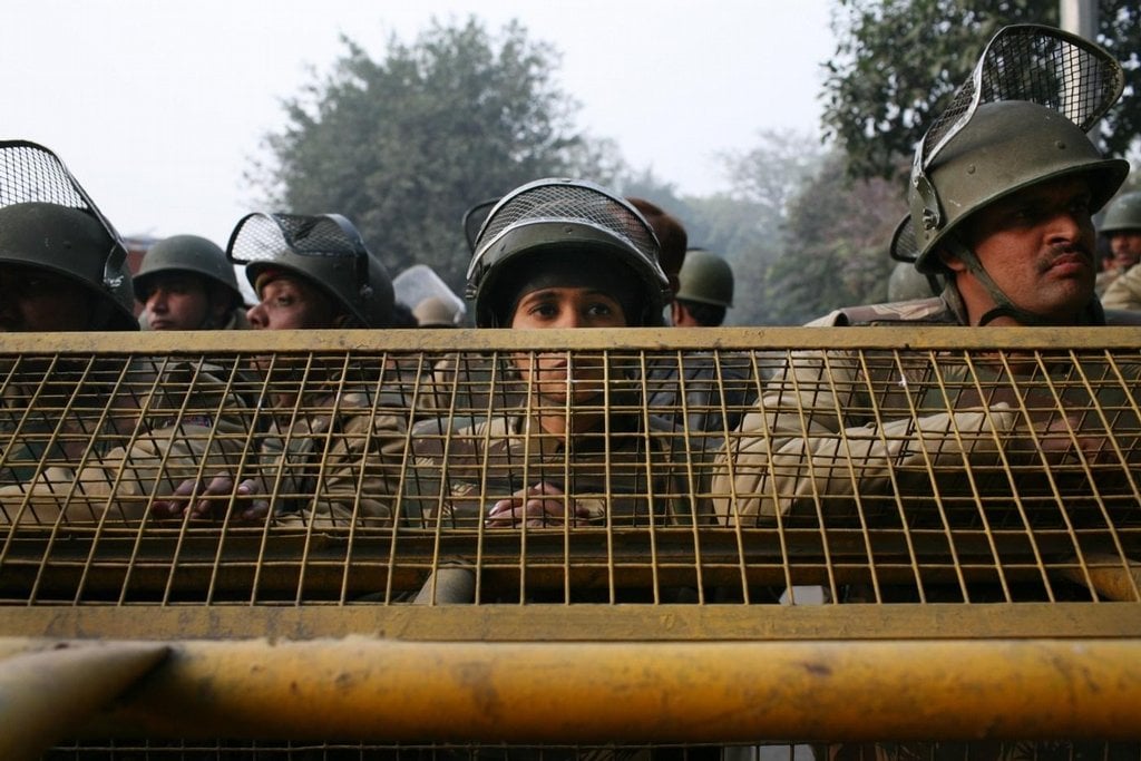 2010-05-proti-brutc3a1lnc3admu-nc3a1silc3ad-protestovaly-desetit