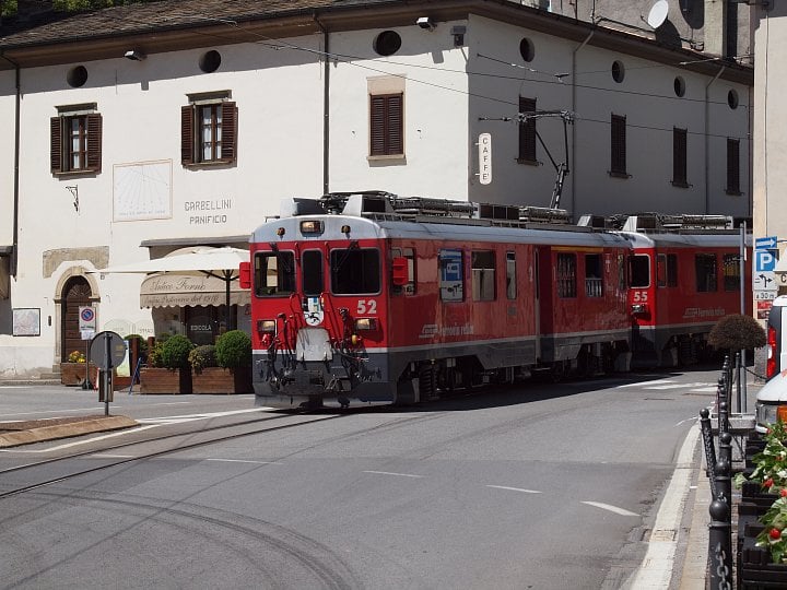 Bernina Express v centru Tirana.