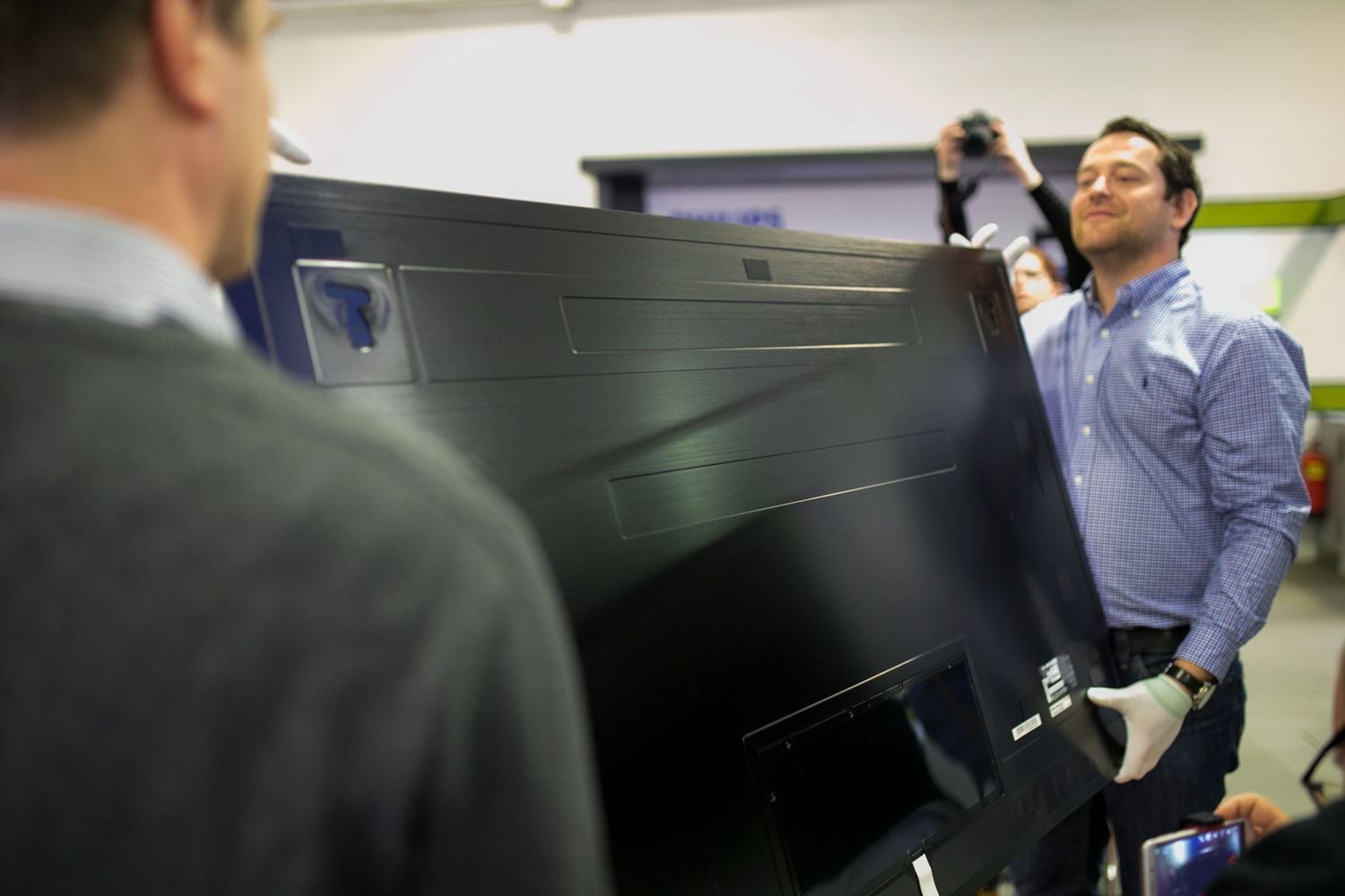 Povšimněte si vybrání pro hlavu šroubu vlevo pod obličejem. Na druhé straně je ještě jedno. Samotné připevnění však obstarává šest magnetů. Tohle je pouze pojistka...