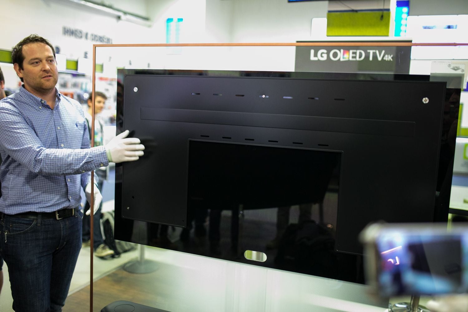 Protikus připevněný na stěně představuje velice tenkou kovovou desku. K ní se obrazovka přisadí a zaklapne...