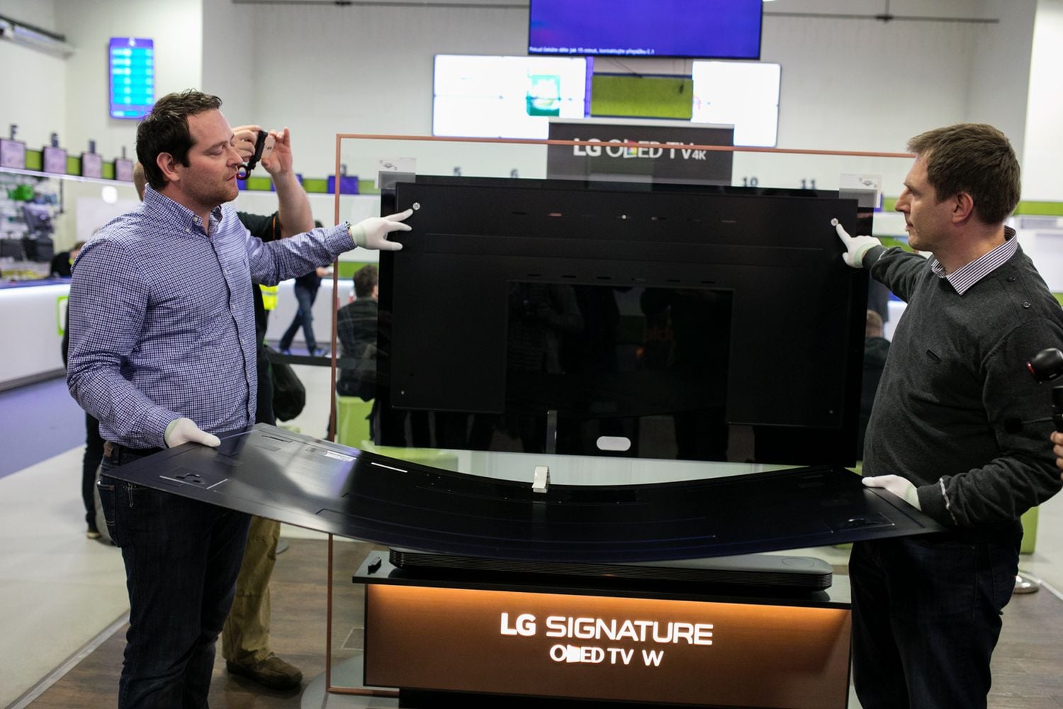 LG OLED65W7V u Alza.cz - připevnění na stěnu