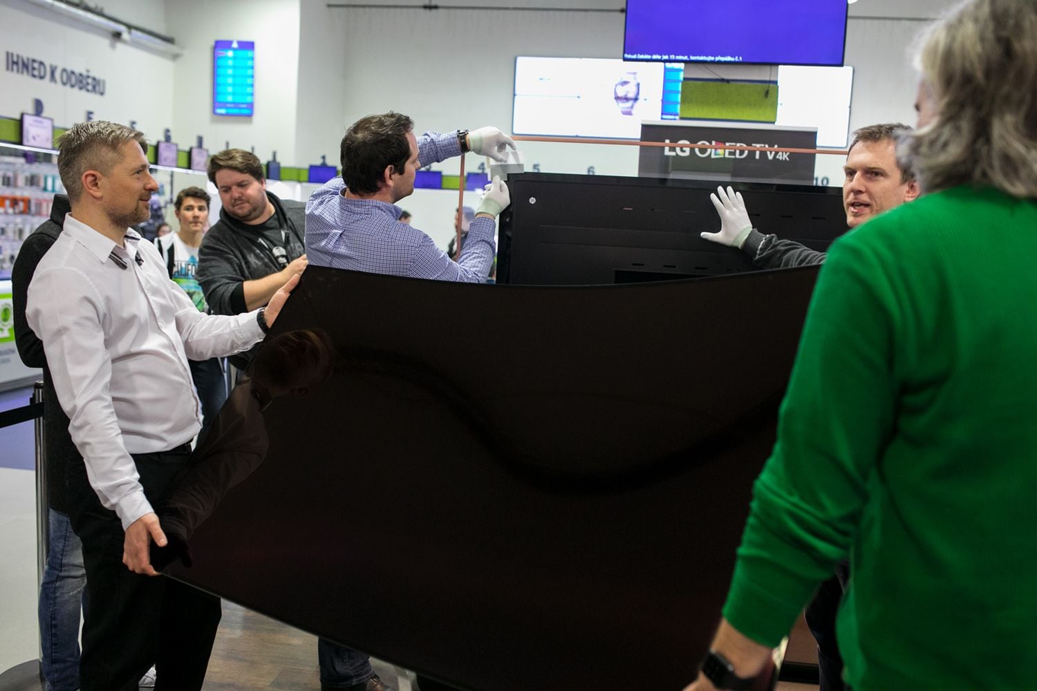 LG OLED65W7V u Alza.cz - připevnění na stěnu