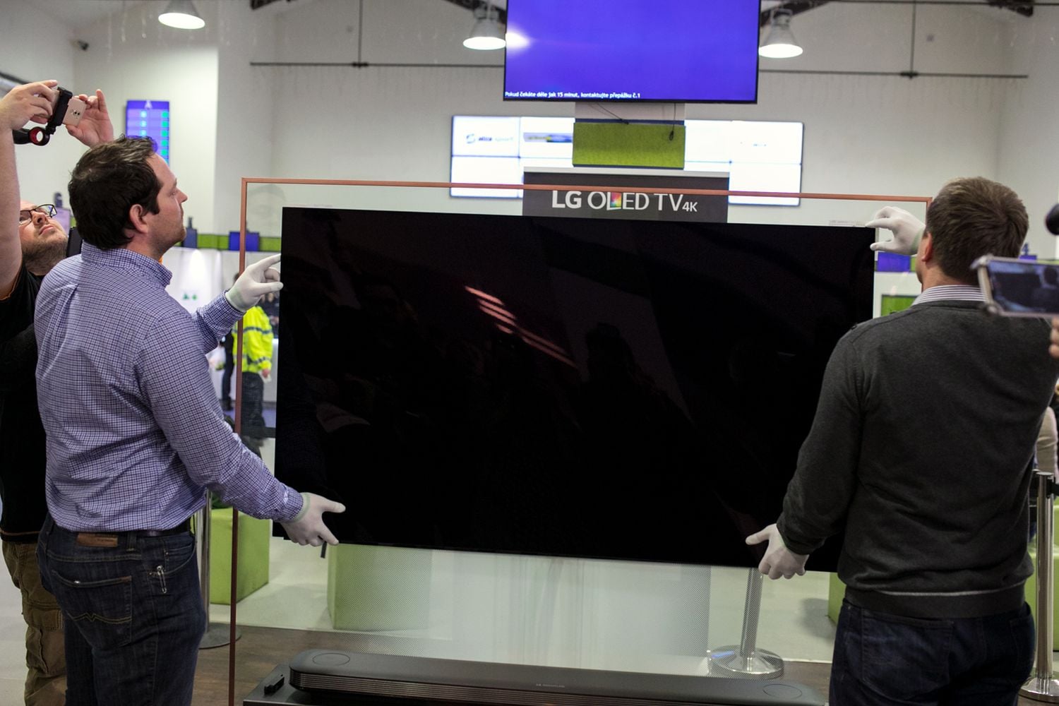 LG OLED65W7V u Alza.cz - připevnění na stěnu