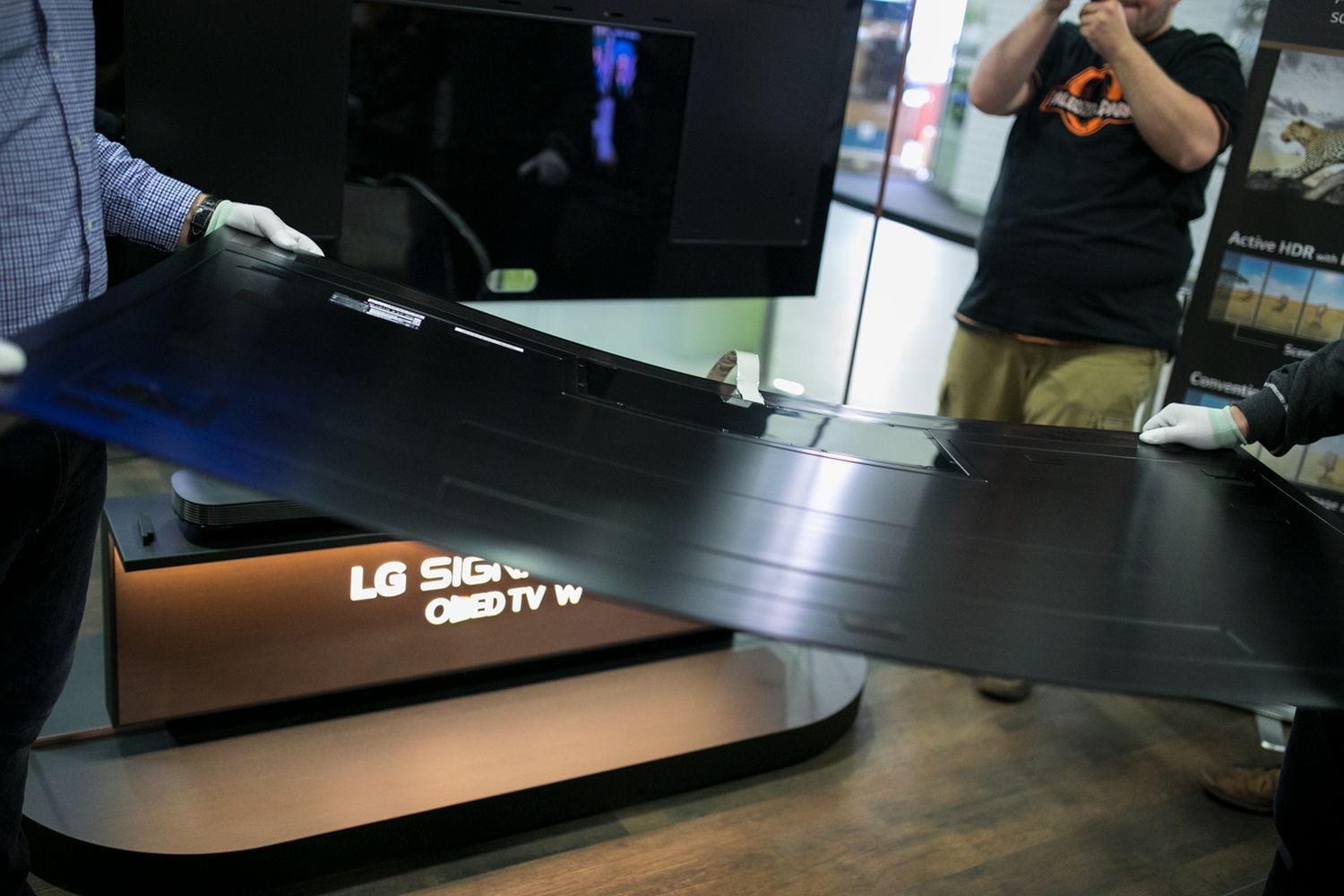 Pružnost tři milimetry hluboké obrazovky OLED v praxi prokázána...