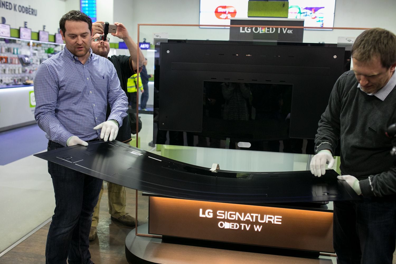 LG OLED65W7V u Alza.cz - připevnění na stěnu