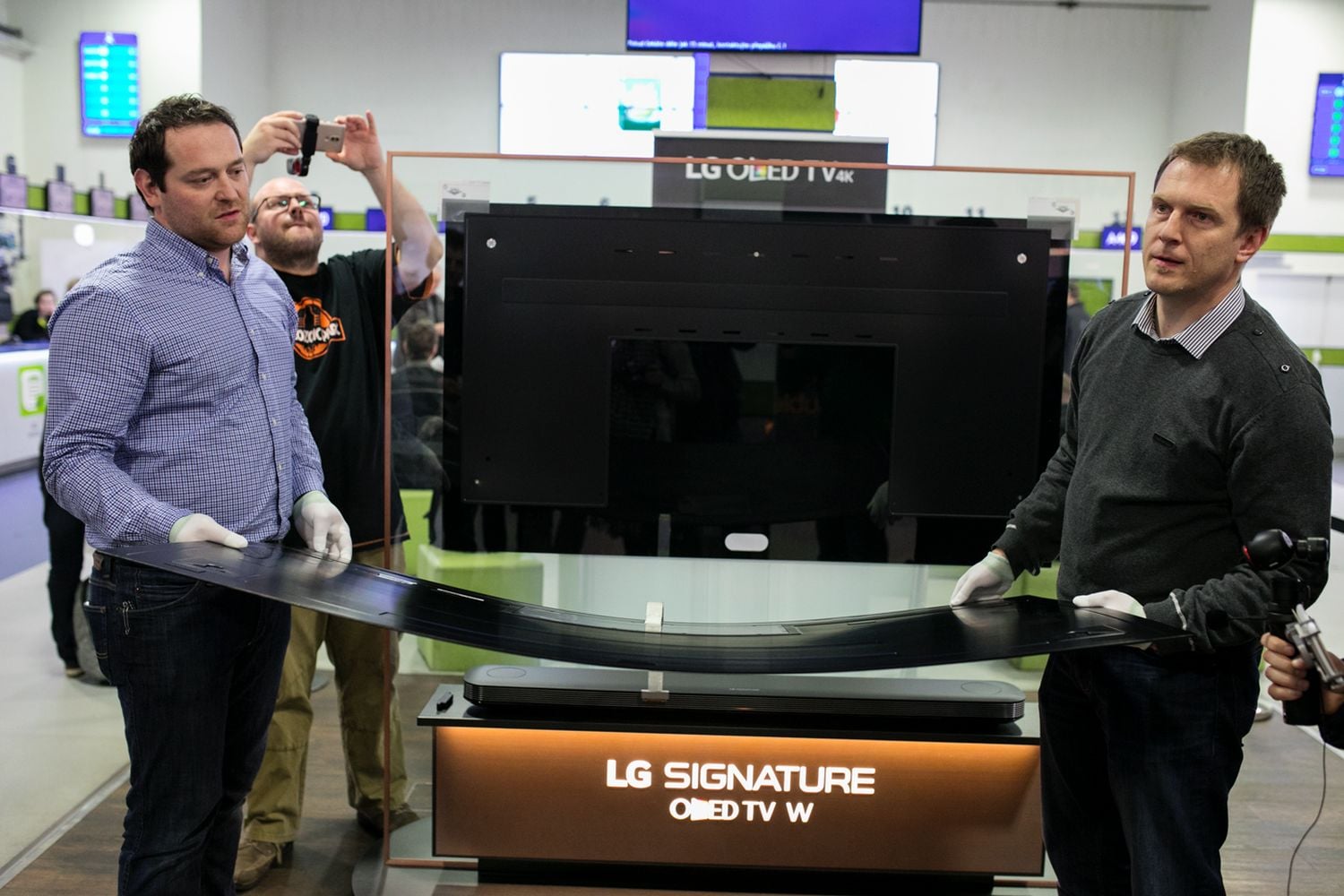 LG OLED65W7V u Alza.cz - připevnění na stěnu