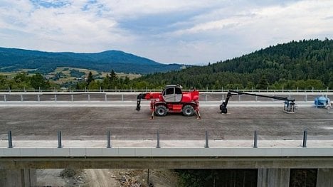 Náhledový obrázek - Polsko zažívá boom dopravní infrastruktury. Je to šance pro české firmy, říká velvyslanec Ivan Jestřáb