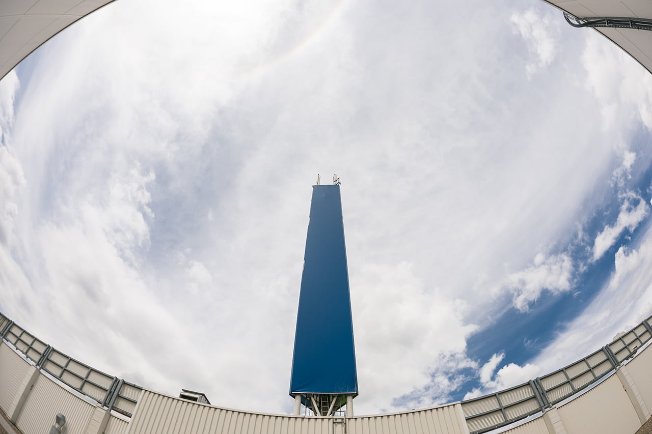 Antény jsou sice umístěny nad reklamním panelem, ale na první pohled celkem nenápadně a tvoří jeden celek poutače pražského obchodního centra. Nevzhledná kabelová trasa je vedena vnitřkem konstrukce.