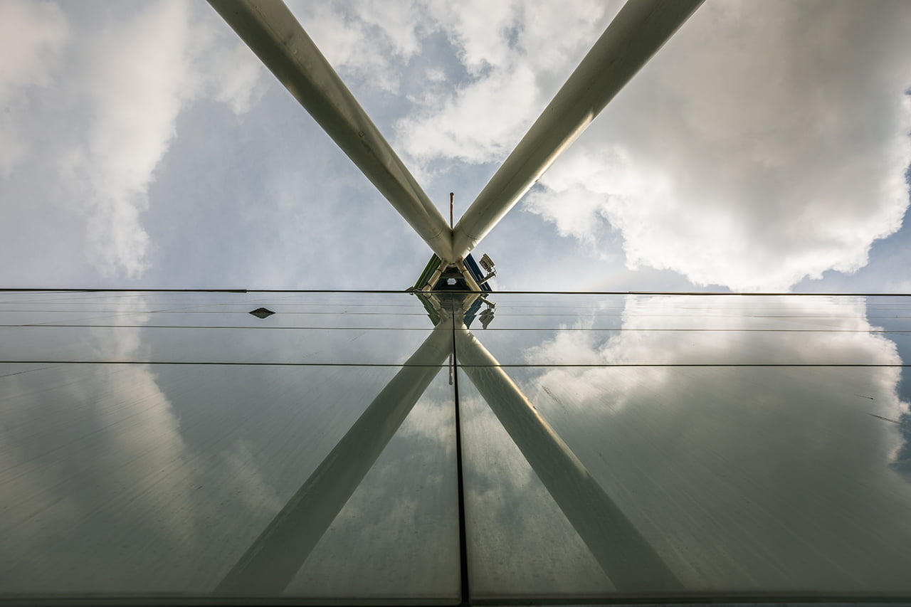 Antény jsou sice umístěny nad reklamním panelem, ale na první pohled celkem nenápadně a tvoří jeden celek poutače pražského obchodního centra. Nevzhledná kabelová trasa je vedena vnitřkem konstrukce.