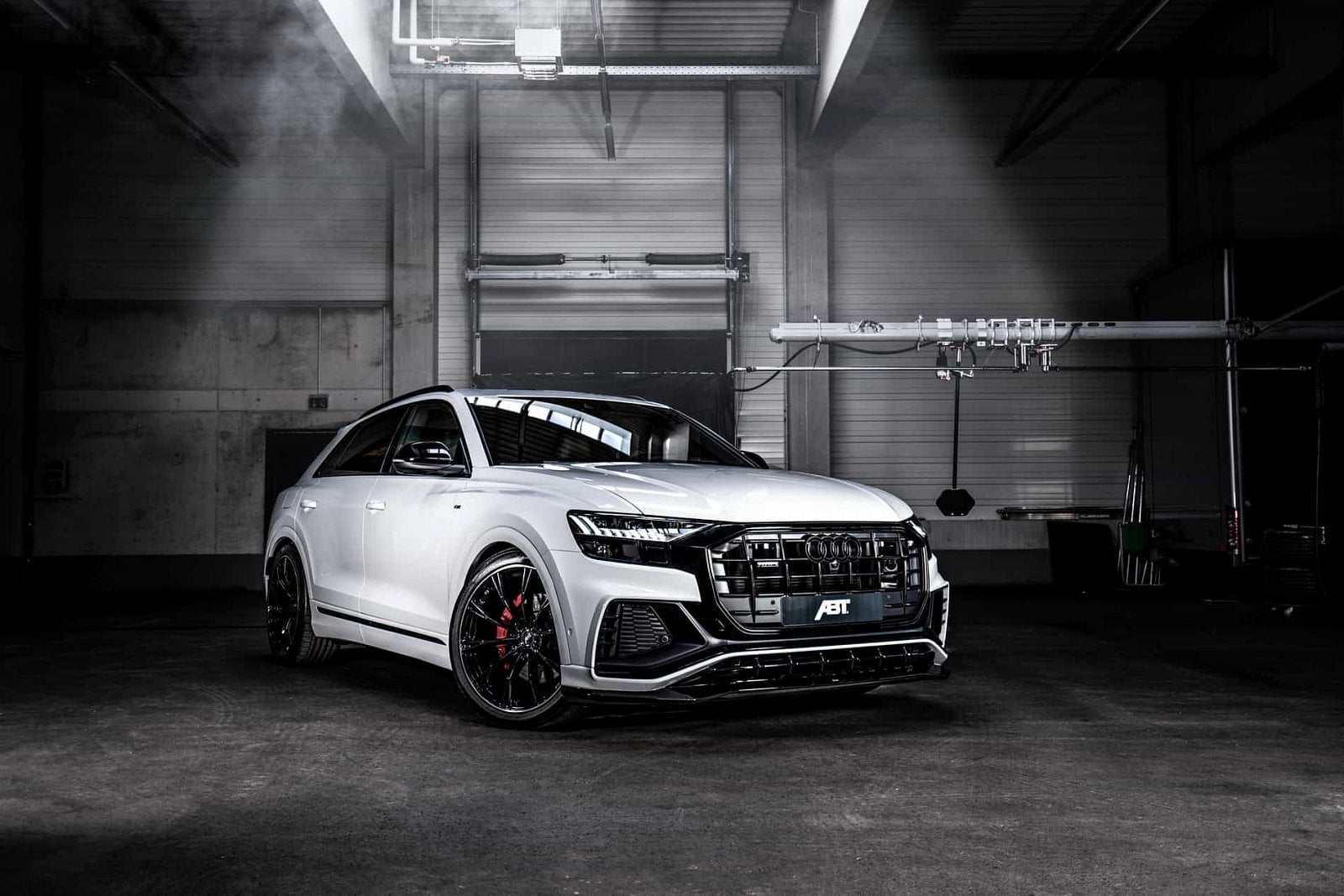 2019-02-ABT_Audi_Q8_geneva_international_motor_show_GR22_01.jpg