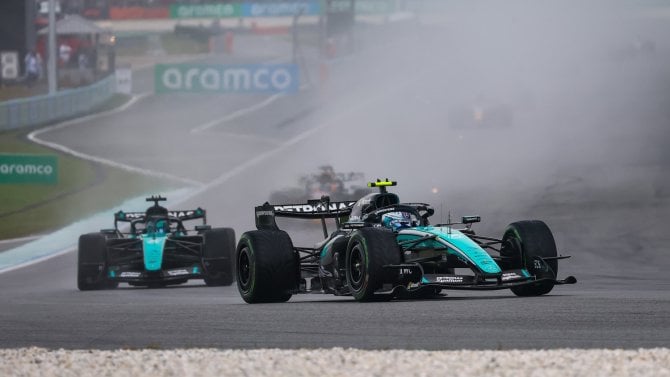 Úvodní kola většina monopostů absolvovala na zelené přechodné sadě pneumatik.