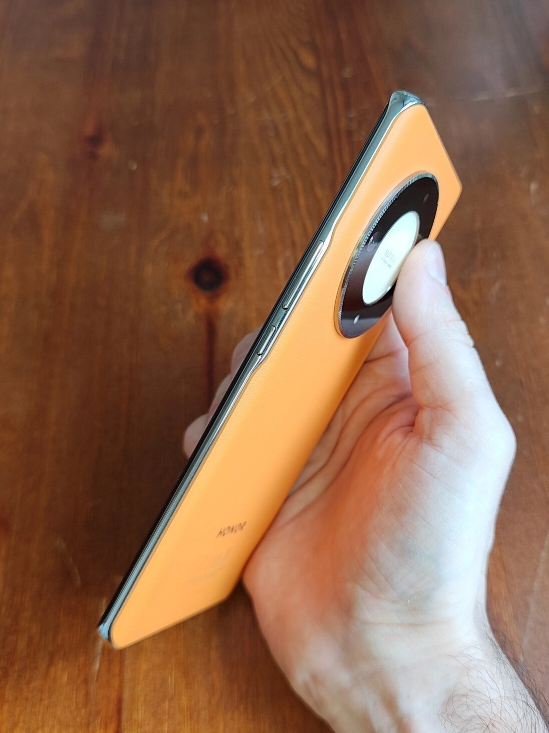 Pravý bok ukrývá klasicky zapínací tlačítko a tlačítka pro změnu hlasitosti