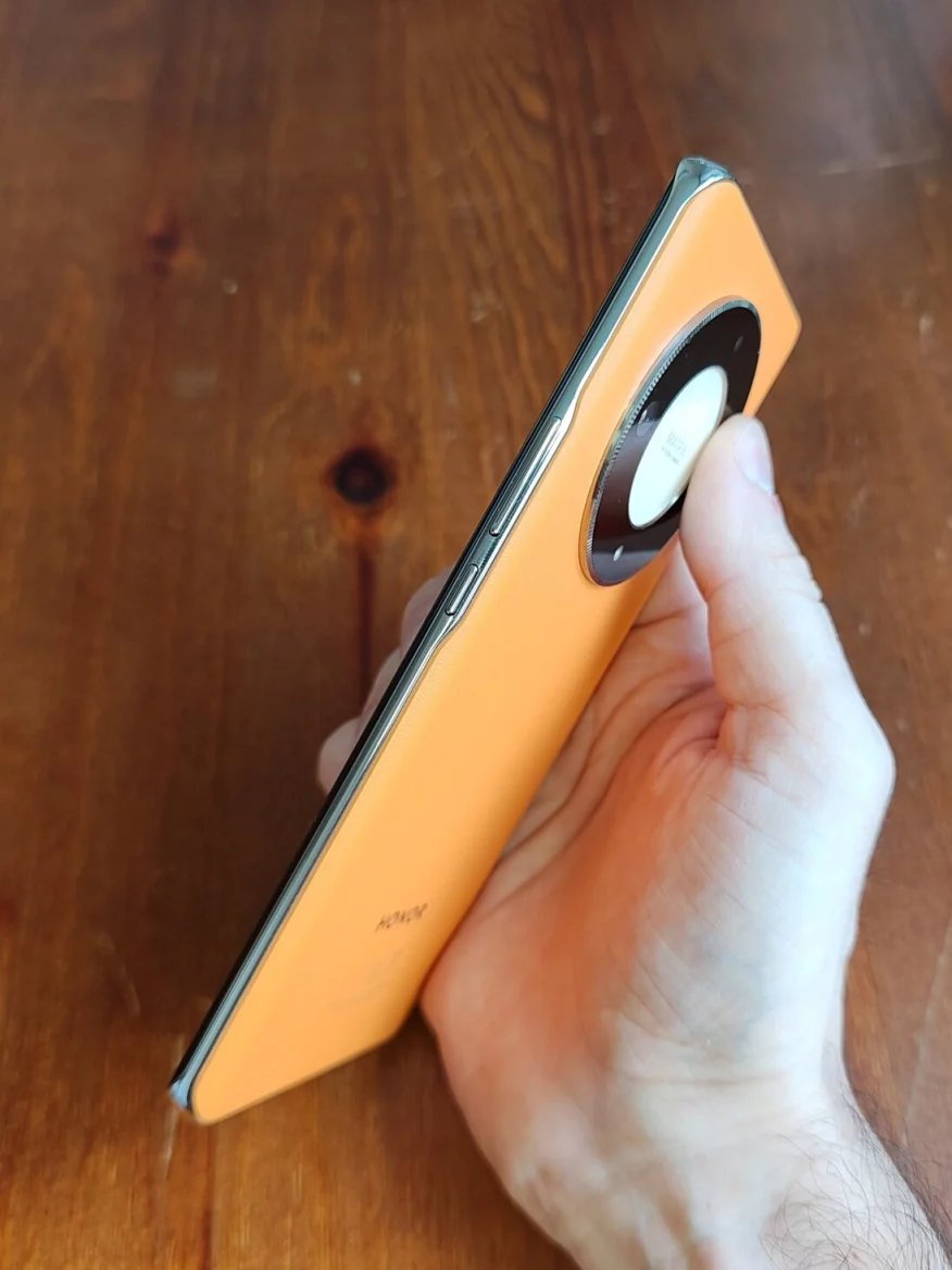 Pravý bok ukrývá klasicky zapínací tlačítko a tlačítka pro změnu hlasitosti