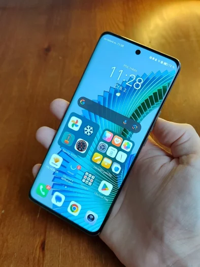 6,78" AMOLED panel nabízí nádherné barvy a dostatečný maximální jas