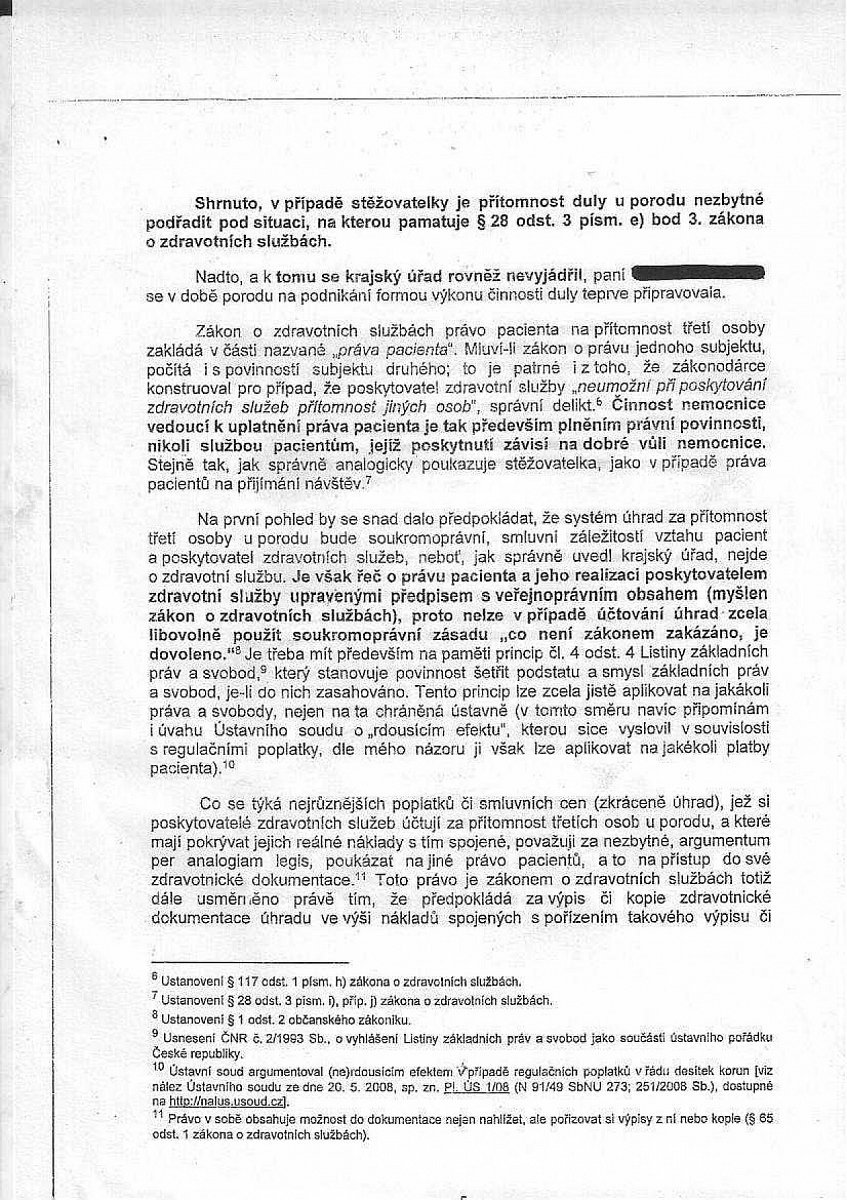 Poplatek za doprovod u porodu označila u podobného případu ombudsmanka jako neoprávněný