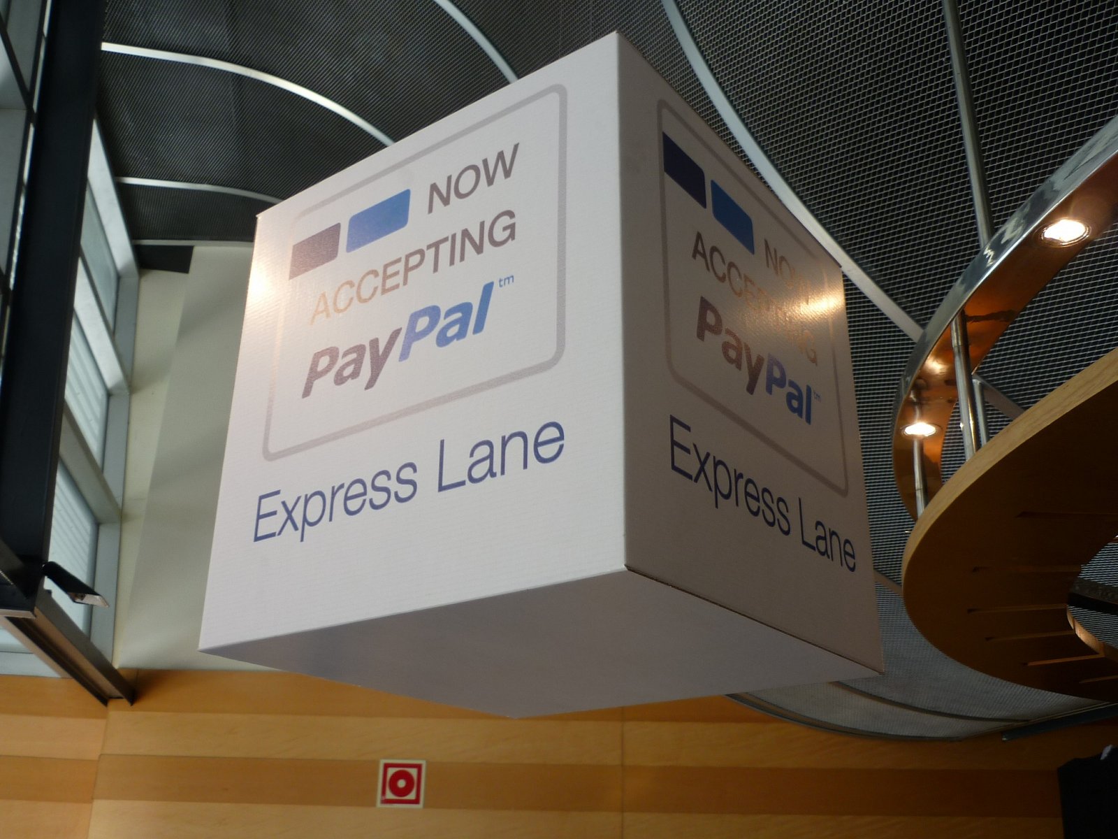 Při platbě přes PayPal jste mohli přeskočit všudypřítomnou frontu.