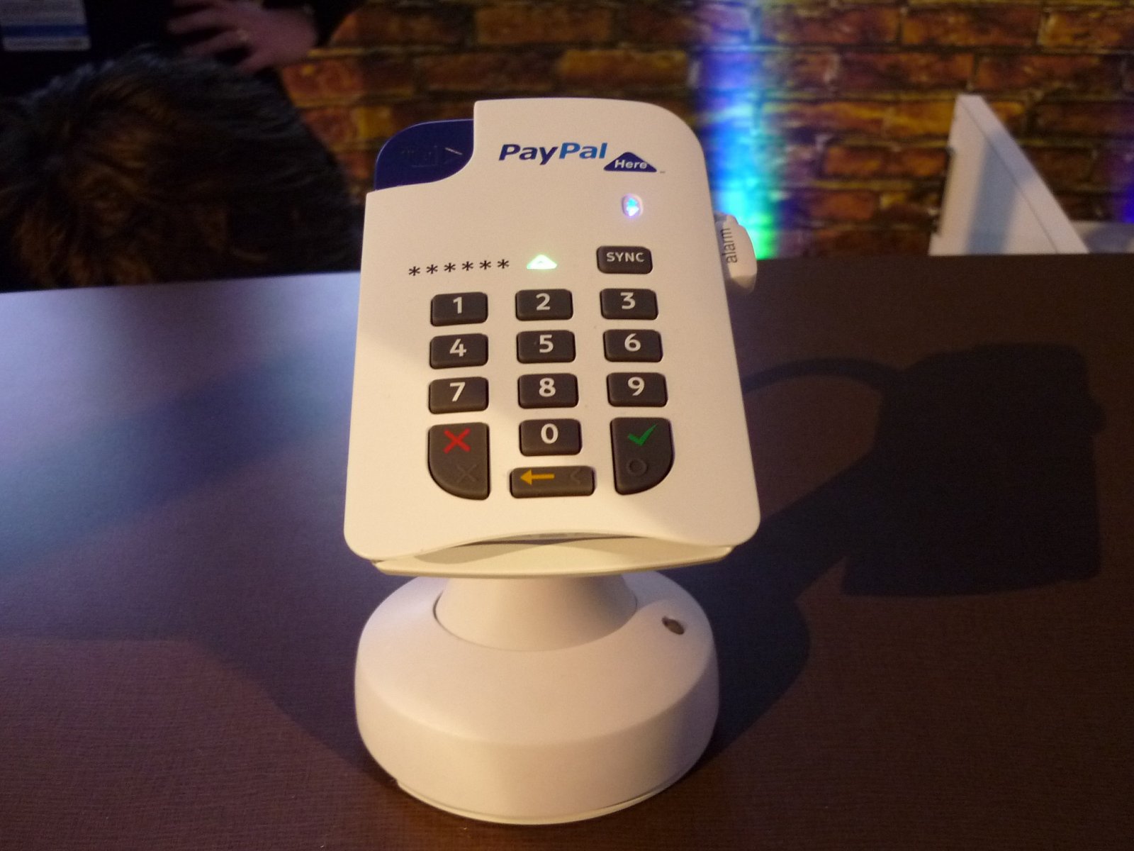 Proměňte svůj mobil a PayPal účet pro příjem platebních karet.