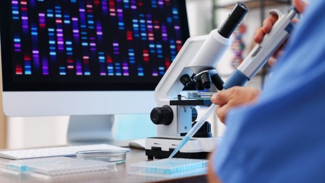 Detail ruky vědce, který si připravuje vzorek pro DNA testování