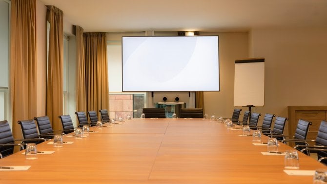 Valná hromada, schůzka, meeting, zasedací místnost