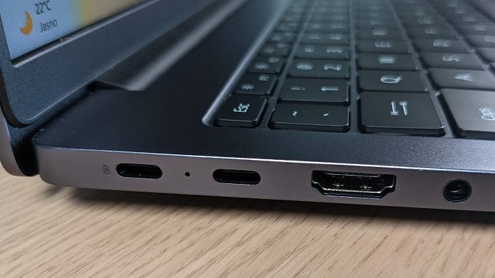 2× USB-C, HDMI, jack