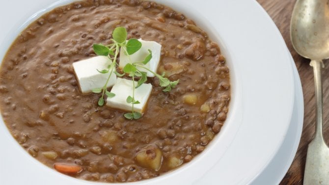 Čočková polévka recept: hnědá čočka zajistí příjem vlákniny, červená je zase lépe stravitelná