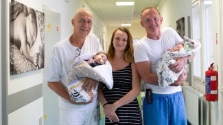 Lékaři Zbyněk Straňák (zleva) a Ladislav Krofta s maminkou dvojčat-chlapců, kteří přišli na svět s vrozenou brániční kýlou.