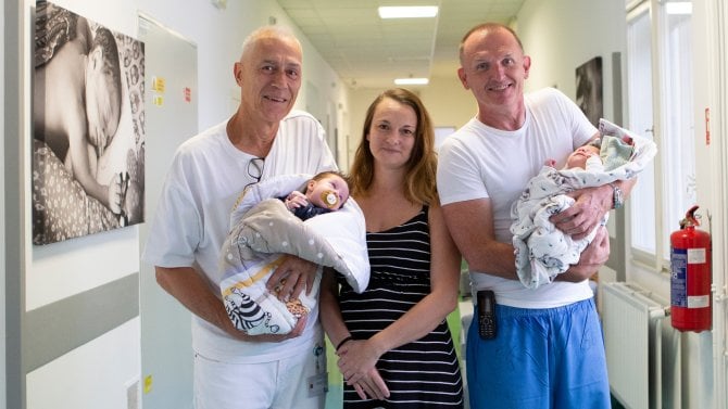 Lékaři Zbyněk Straňák (zleva) a Ladislav Krofta s maminkou dvojčat-chlapců, kteří přišli na svět s vrozenou brániční kýlou.