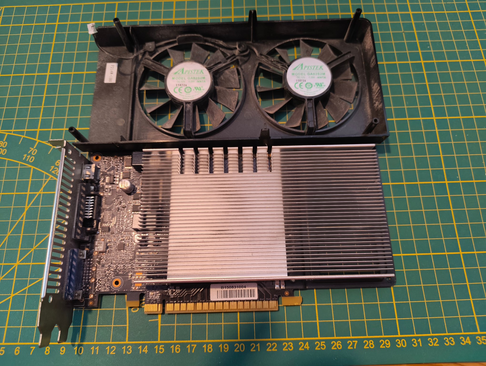 Chladič zaprášen, po 12 letech očekávám vysušenou teplovodivou pastu (neb po delší zátěži začne chladič běžet na vyšší otáčky a velmi, velmi dlouho mu po ukončení zátěže trvá, než klesne na otáčky základní - jasný znak špatného přenosu tepla z GPU).