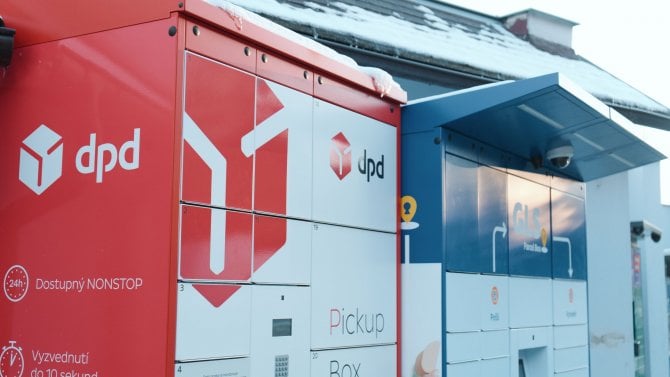 Praha, Česká republika - 18. února 2025 - DPD a GLS Parcel Lockers for Contact Delivery