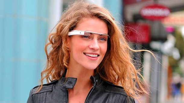 Nové brýle od Google jsou vlastně otevřená platforma, která ještě čeká na své využití. Zatím s nimi můžete fotit, natáčet video nebo se nechat navigovat po městě. Co bude dál, se zatím neví. Vše je otevřeno a na Linuxu.