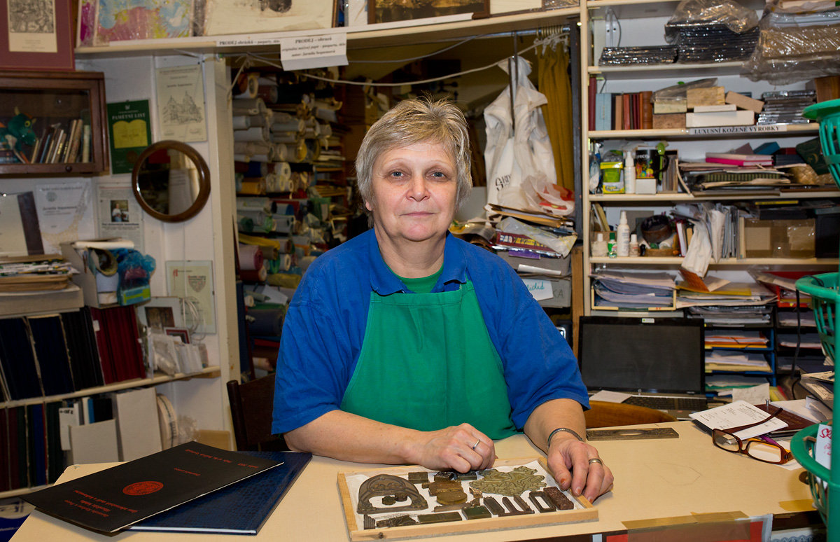 Navštívili jsme největší knihařskou dílnu v Praze