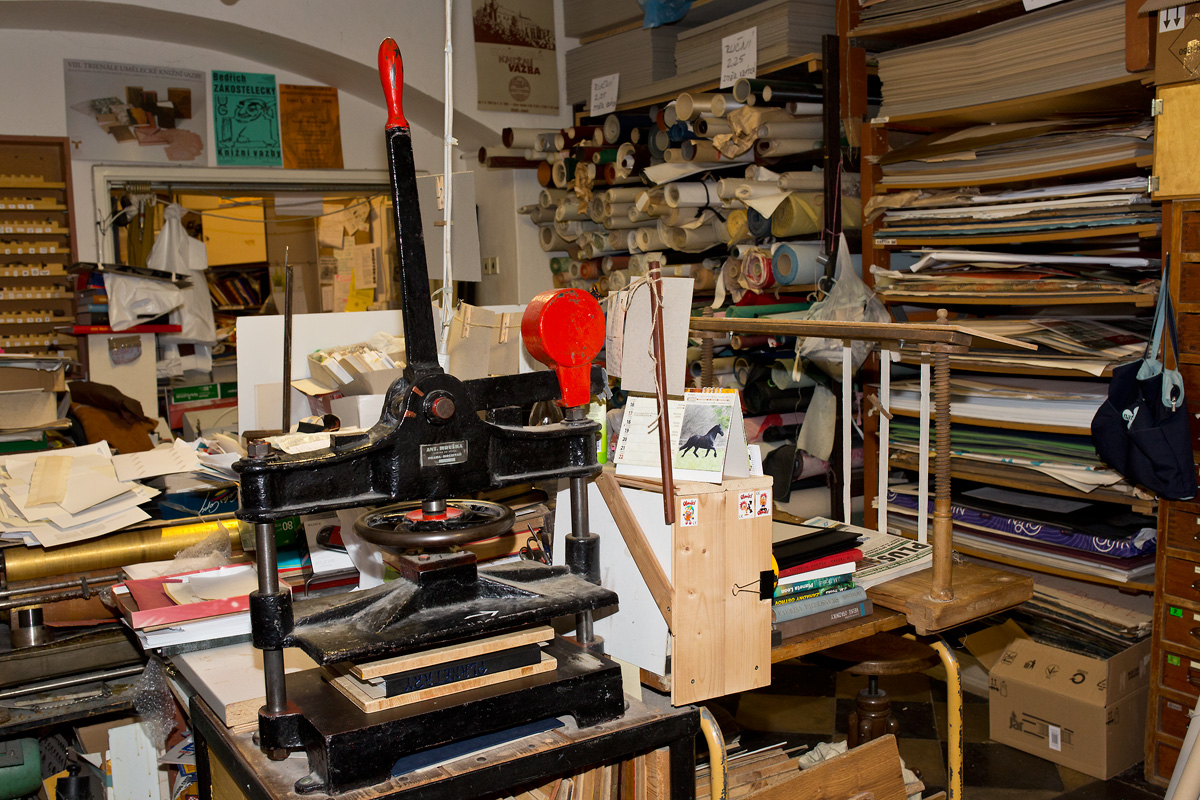 Navštívili jsme největší knihařskou dílnu v Praze